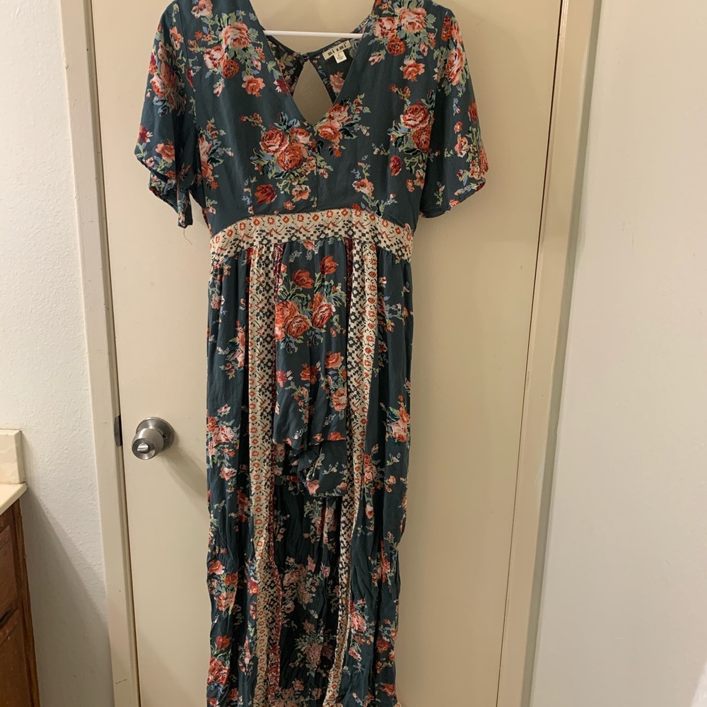 Floral print short sleeve dress.